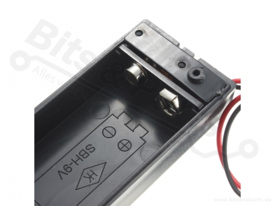 Battery holder for 9V block battery with switch/lid